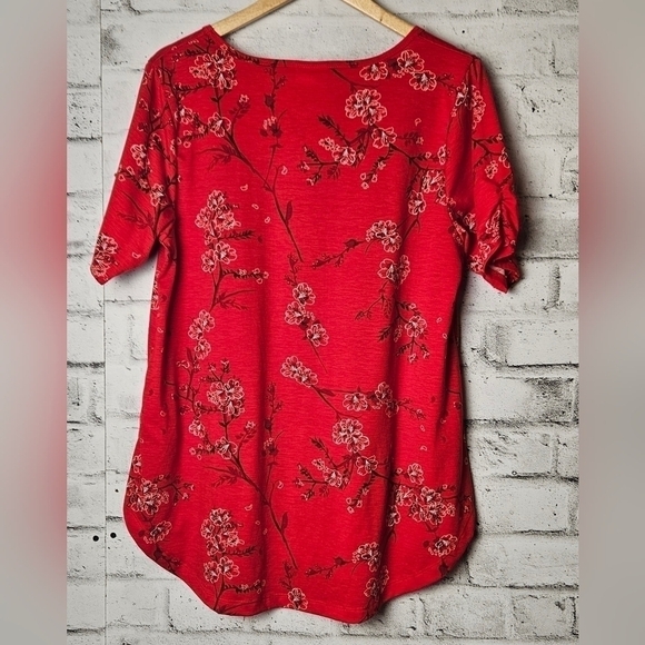 Lularoe Morgan Red Floral Print T-Shirt Ruched Sleeve NWOT - Picture 2 of 6
